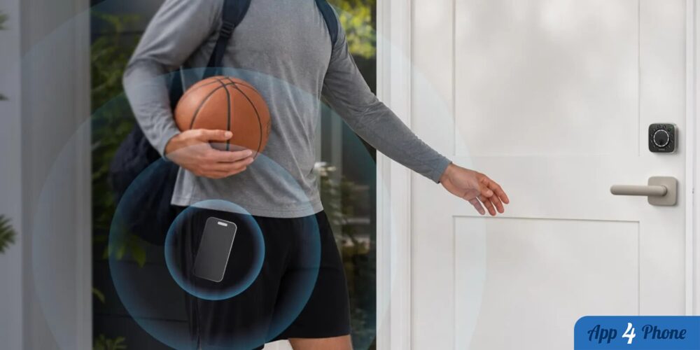 Utilisateur devant une porte avec serrure intelligente et smartphone