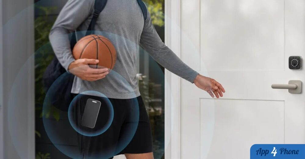 Personne approchant d’une porte équipée d’une serrure connectée UWB
