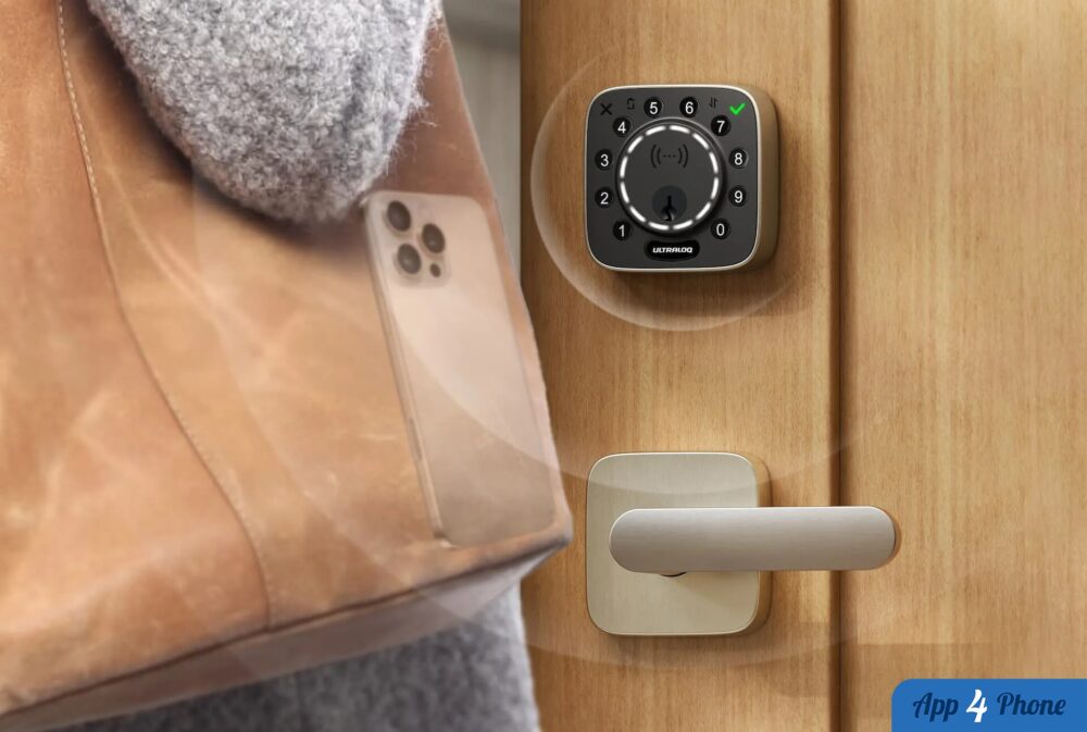 Serrure connectée ULTRALOQ et smartphone devant une porte en bois