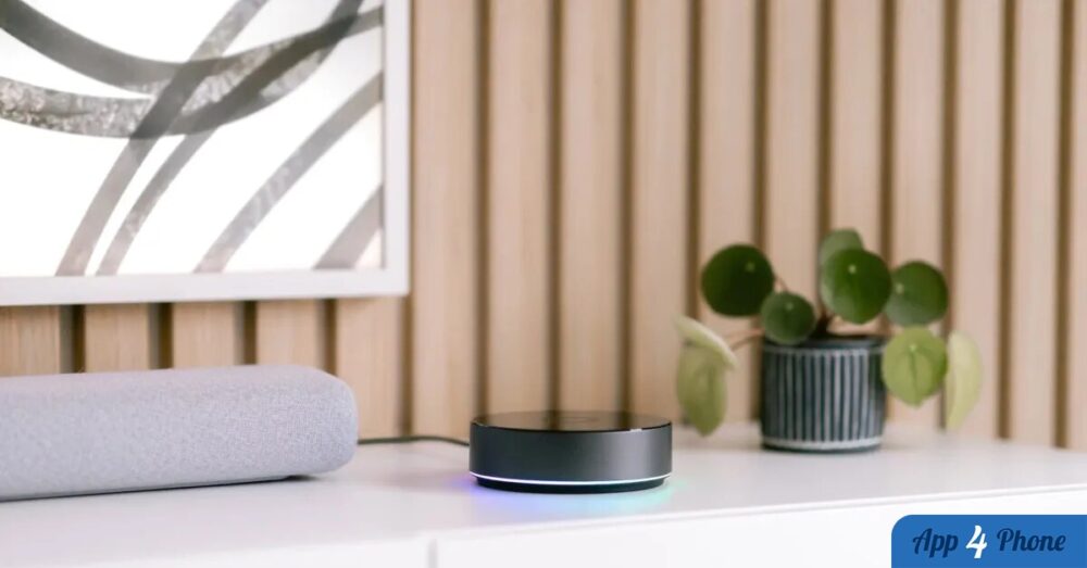 Enceinte connectée et boîtier domotique posés sur un meuble
