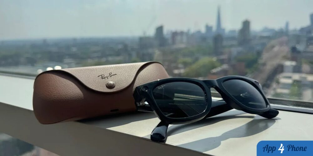 Lunettes intelligentes Ray-Ban posées devant une skyline urbaine