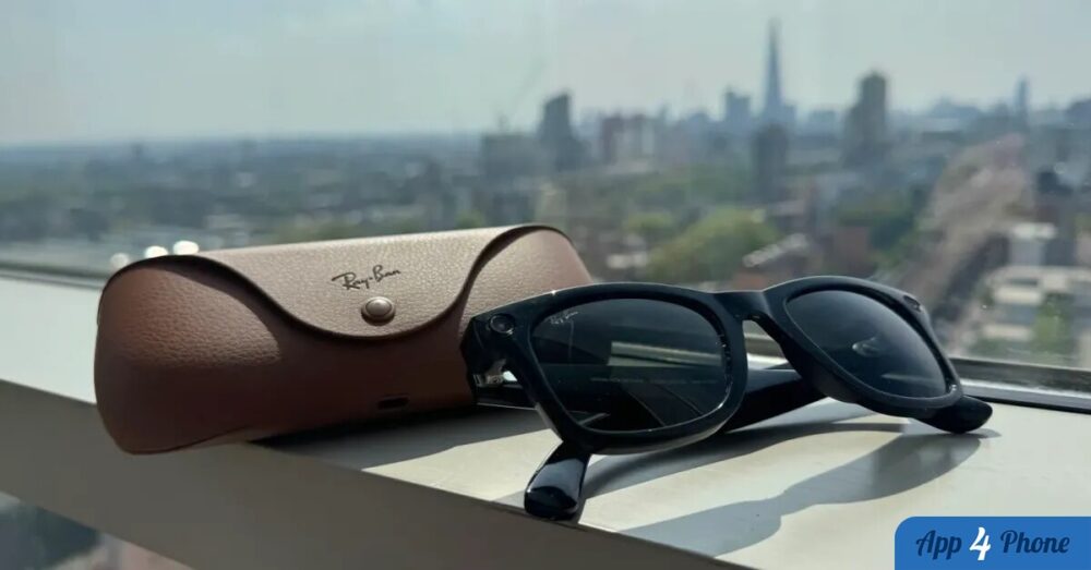 Lunettes intelligentes Ray-Ban posées devant une skyline urbaine
