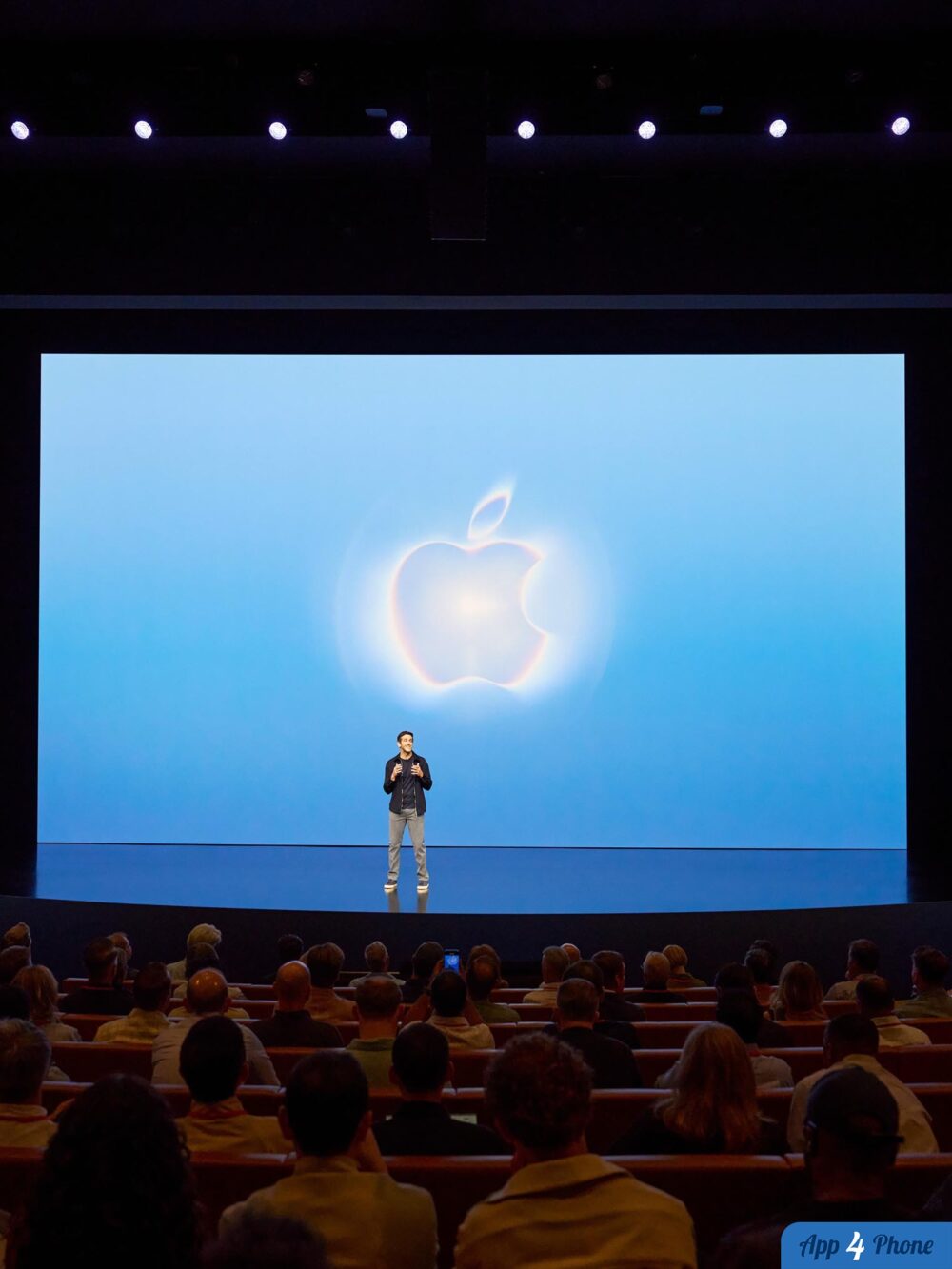 Présentateur Apple sur scène devant une salle comble