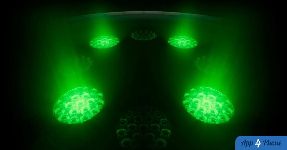 Gros plan sur les capteurs optiques verts d’une montre