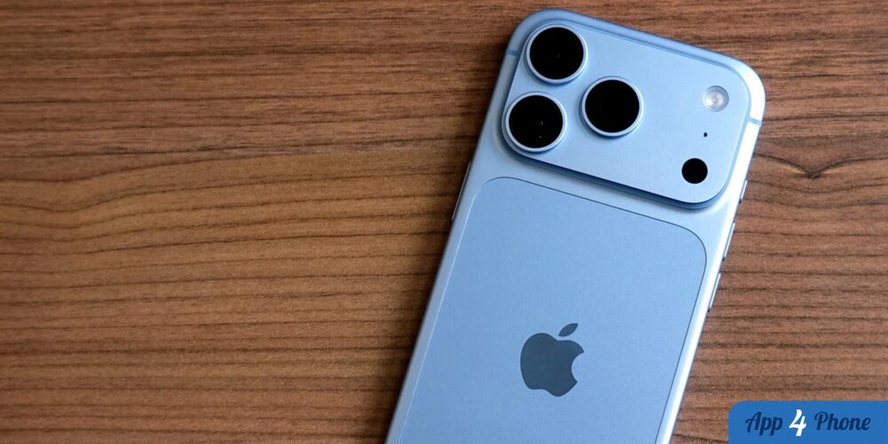 Dos d’un iPhone 18 Pro Max bleu posé sur une table