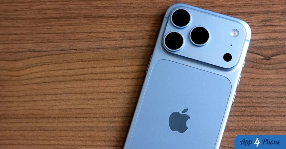 Vue arrière d’un iPhone 18 Pro Max bleu avec triple appareil photo