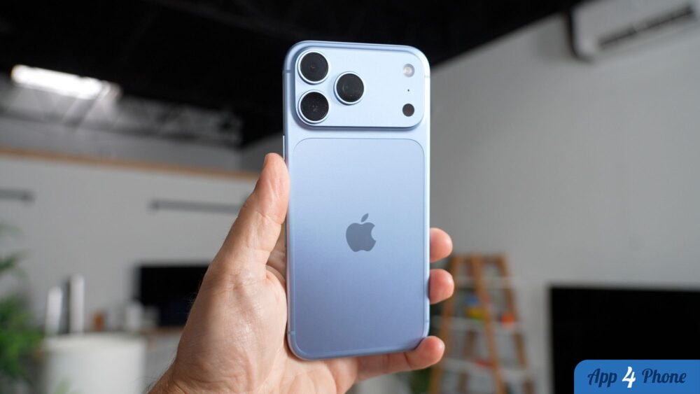 iPhone 18 Pro bleu glacier tenu en main, vue arrière