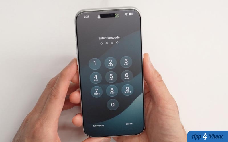 iPhone tenu en main affichant l’écran de saisie du code