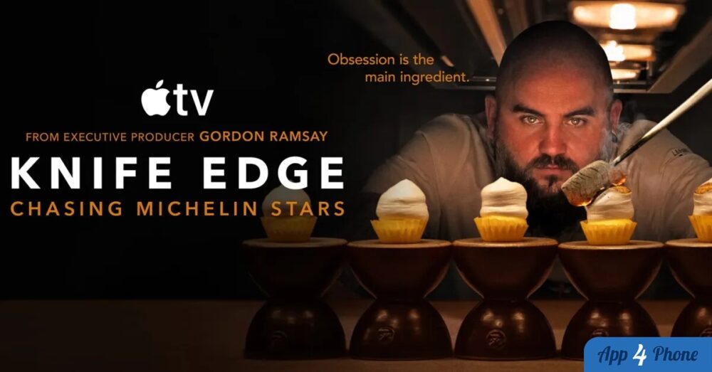 Chef cuisinier observant des desserts dans une cuisine sombre