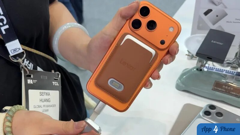 Coque orange Lexar pour iPhone avec emplacement de carte