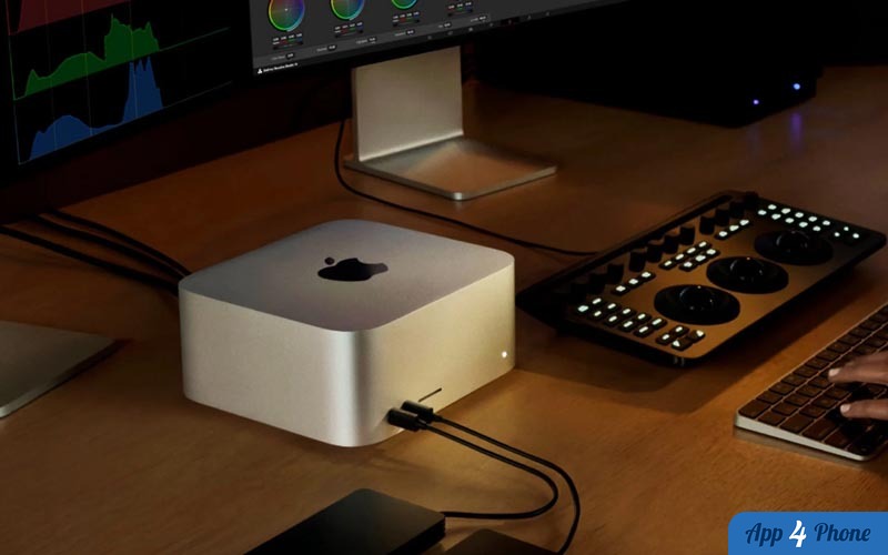 Mac Studio argenté installé sur un bureau de montage vidéo