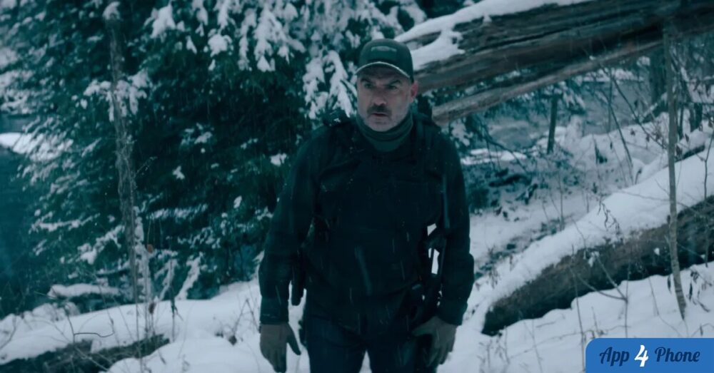 Homme en tenue tactique dans une forêt enneigée