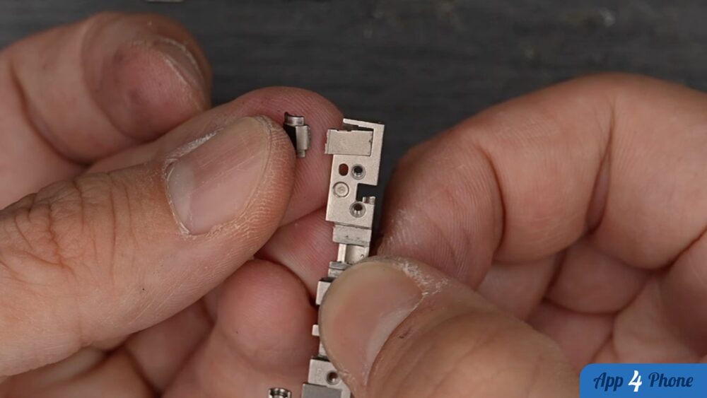 Illustration : iPhone Duo hinge maker denies blame for screen failures