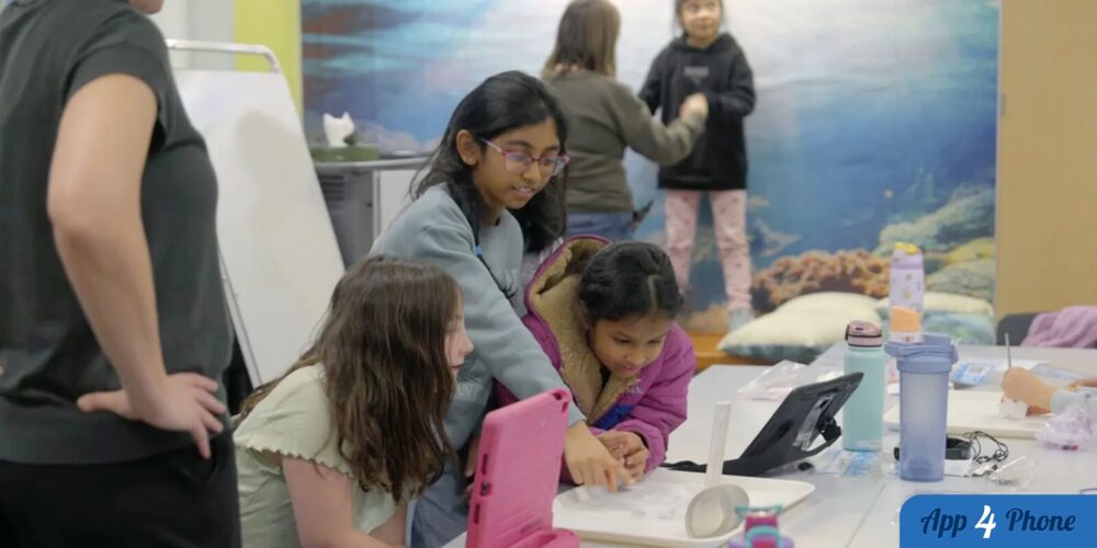 Des enfants collaborent autour de tablettes dans une classe