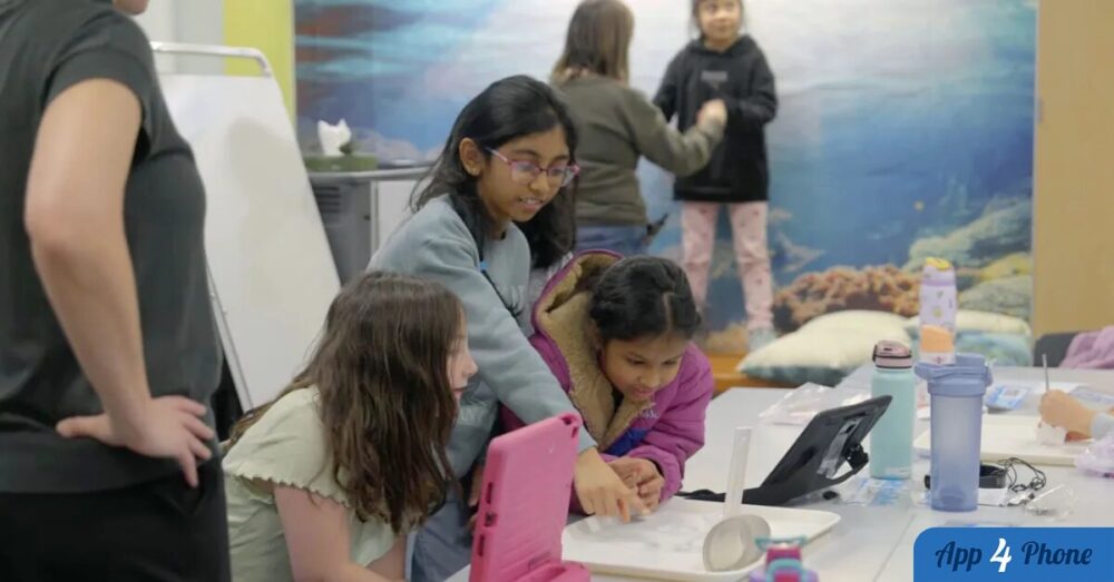 Des élèves utilisent des iPad dans une classe inclusive