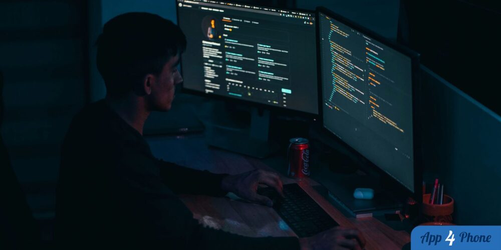 Personne travaillant sur du code informatique à plusieurs écrans
