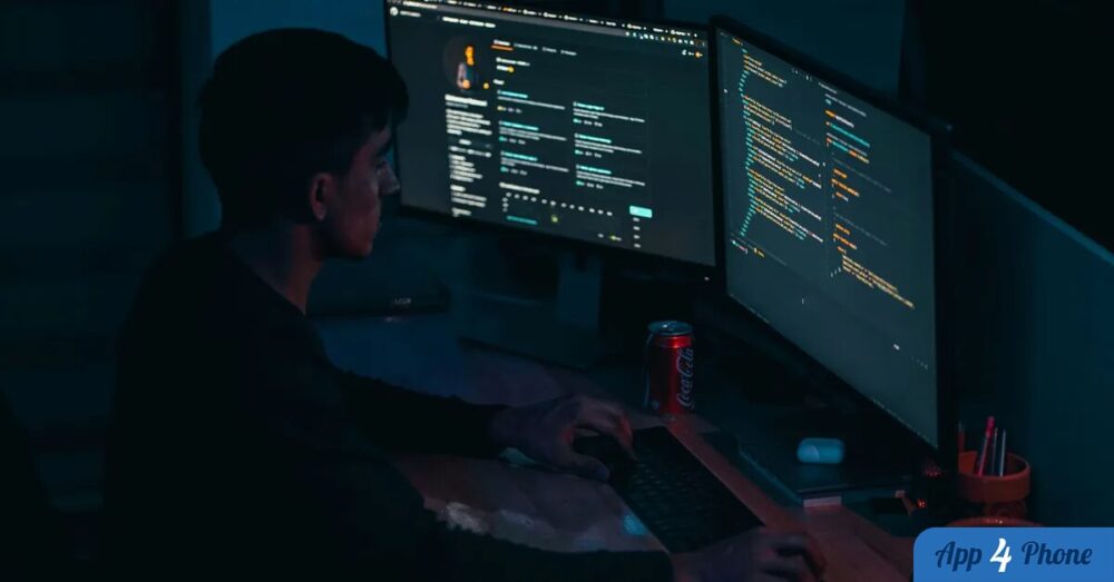 Personne travaillant sur du code informatique à plusieurs écrans