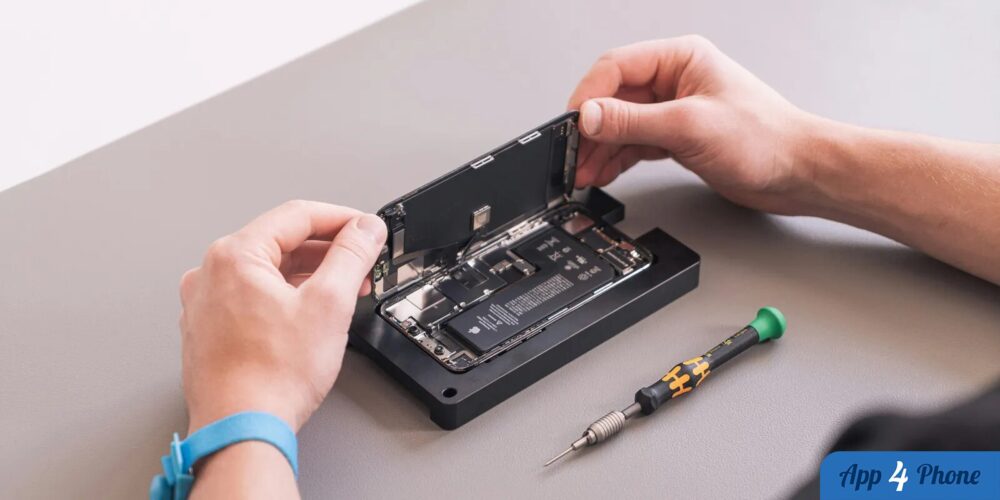 Technicien ouvrant un iPhone pour remplacer ses composants internes