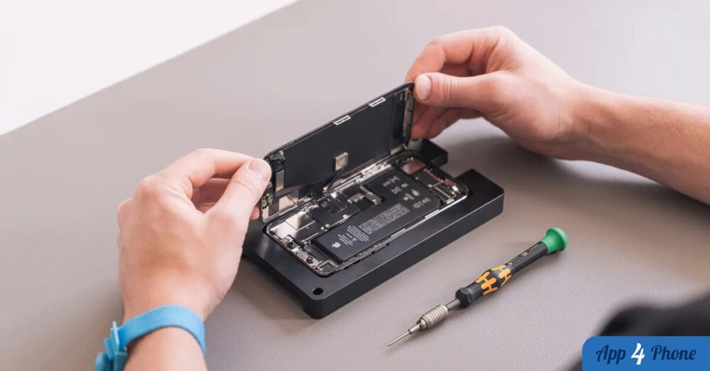 Réparation d’un iPhone ouvert avec un tournevis de précision