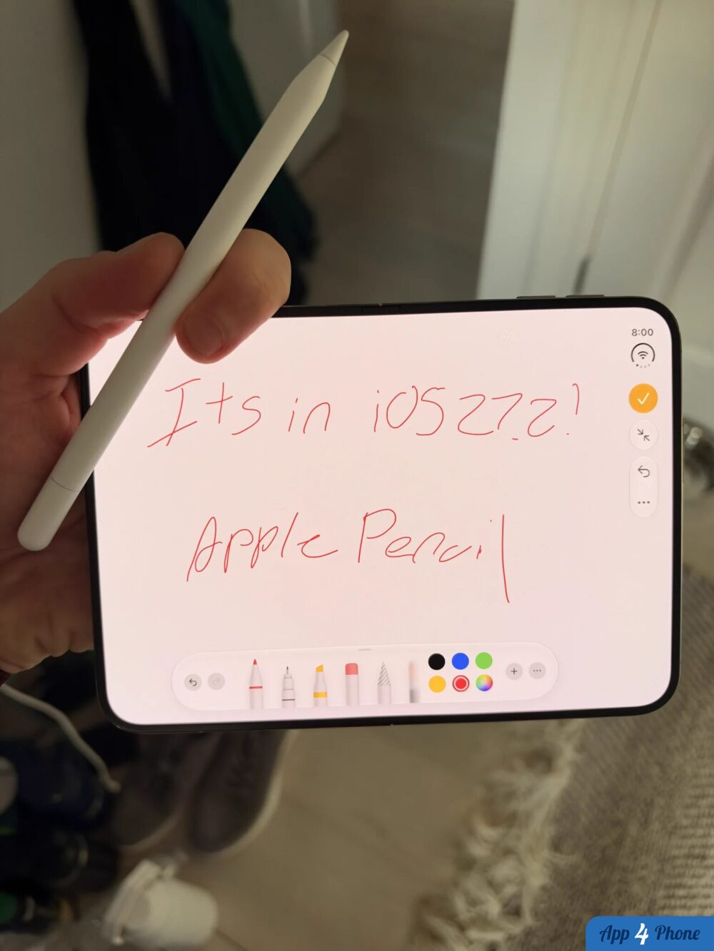Apple Pencil écrit sur l’écran d’un iPhone pliable sous iOS 27.2