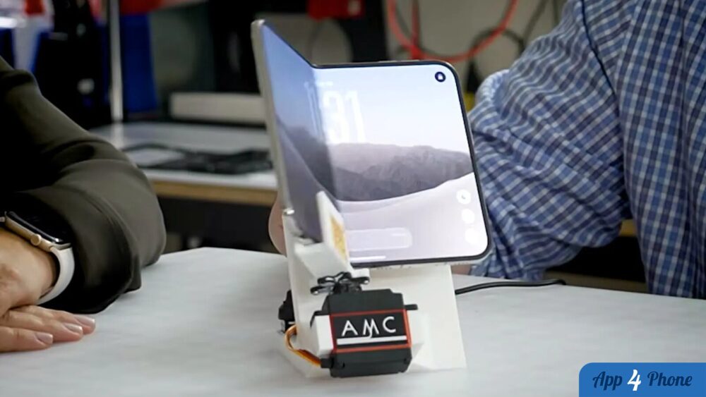 iPhone Duo plié fixé sur un outil de test motorisé