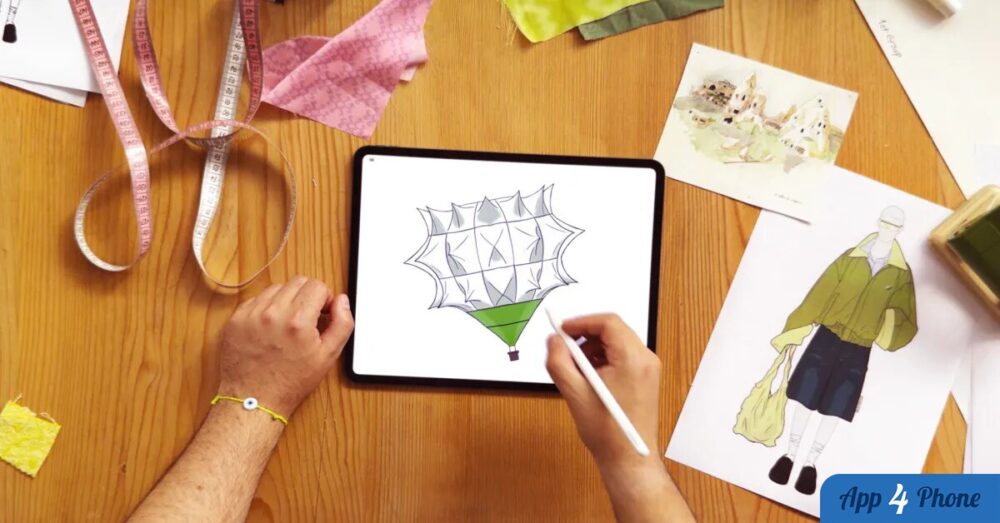 Créateur dessinant un ballon coloré sur un iPad Pro