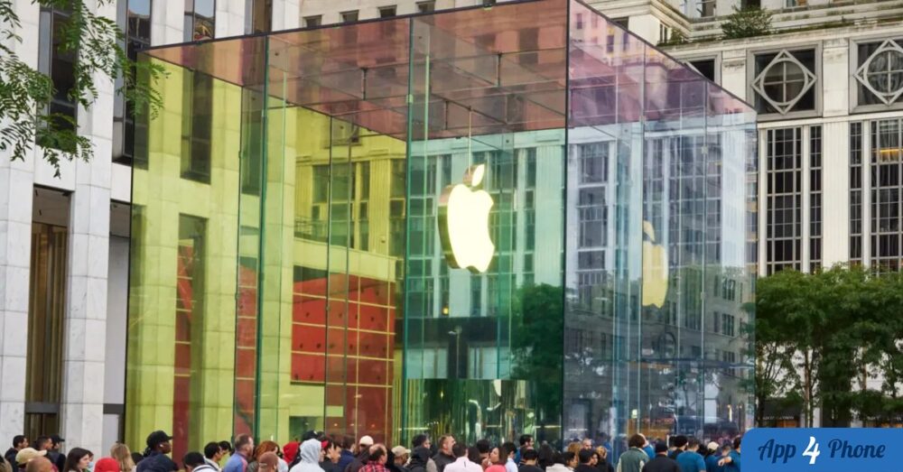Apple Store de la Cinquième Avenue entouré de visiteurs