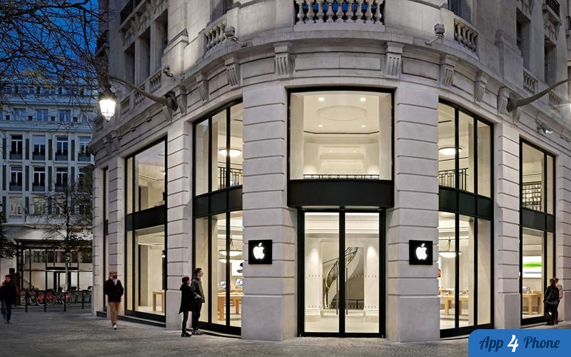 Façade d’un Apple Store français éclairée en soirée