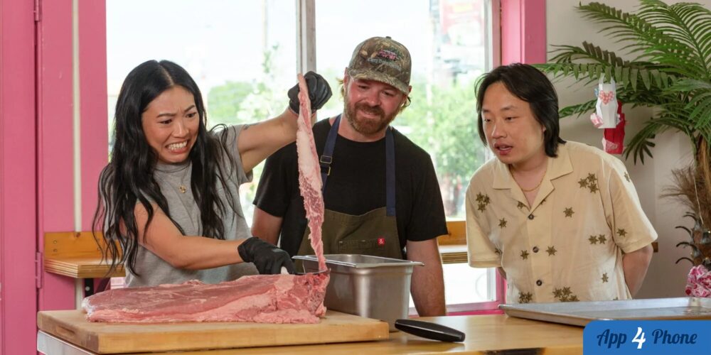 Trois personnes préparent de la viande dans une cuisine