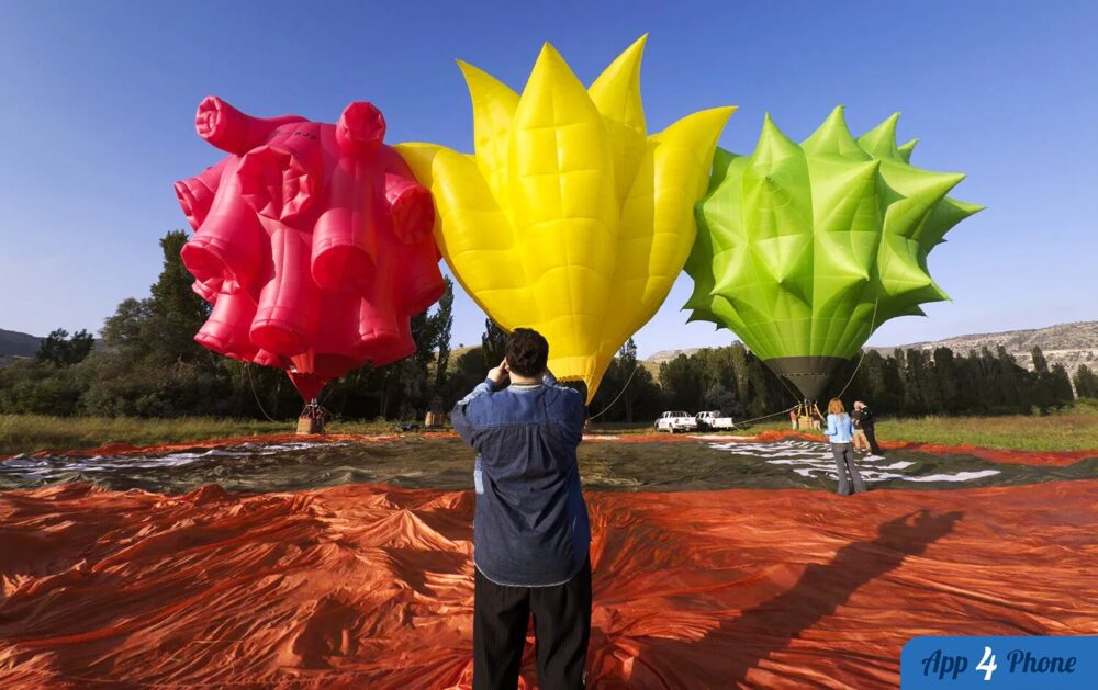 Immenses montgolfières colorées préparées pour un spectacle en plein air