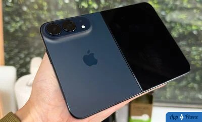 iPhone Duo pliable bleu ouvert, photographié dans une main