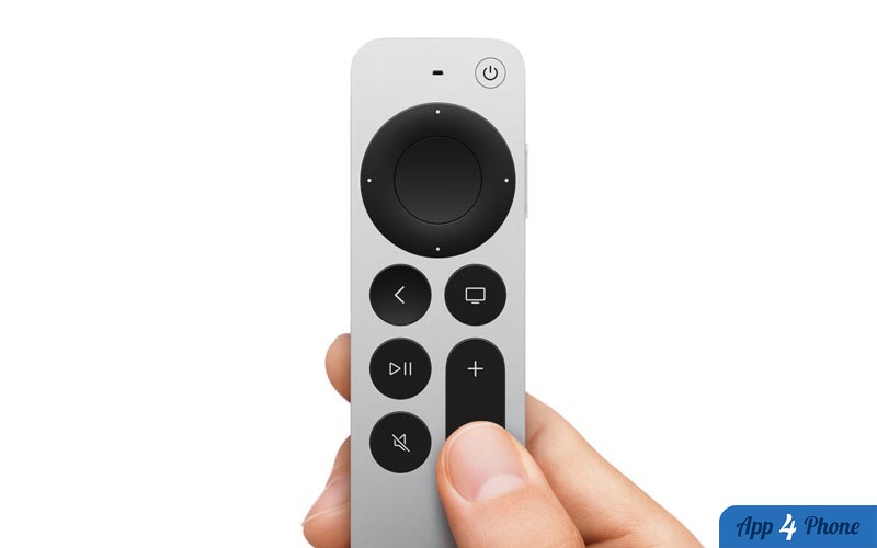 Télécommande Apple TV tenue dans une main