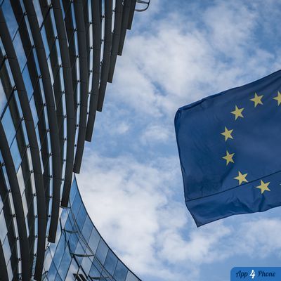 Drapeau de l’Union européenne devant un bâtiment moderne