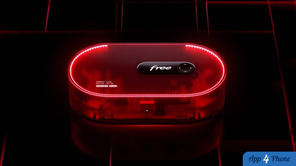 Freebox lumineuse présentée en gros plan dans un éclairage rouge