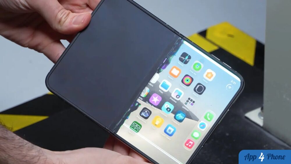 iPhone pliable ouvert, écran partiellement endommagé après un test de chute