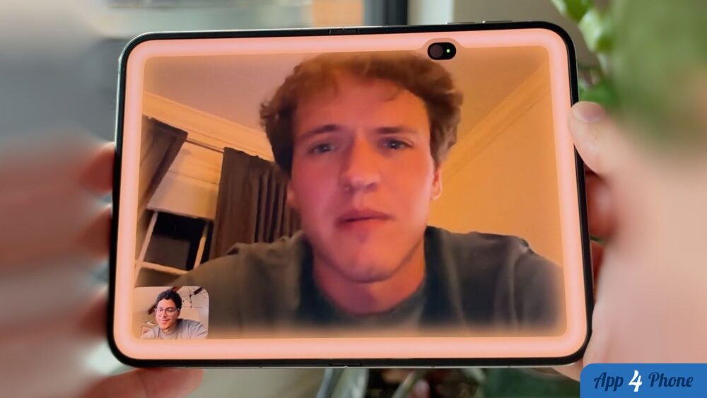 iPhone Duo affichant un appel vidéo avec éclairage lumineux sur les bordures