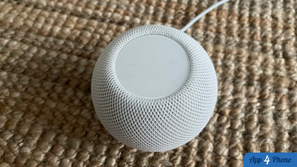 HomePod blanc avec surface tactile visible sur un tapis