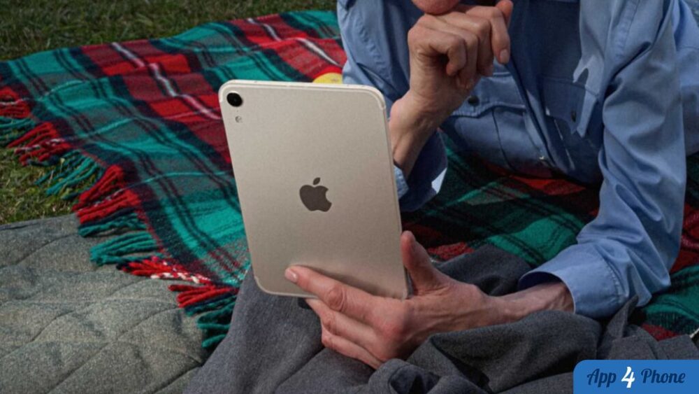 iPad mini tenu à deux mains, vu de dos