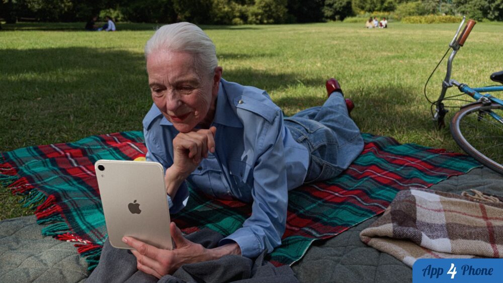 Personne utilisant un iPad mini en extérieur sur une couverture