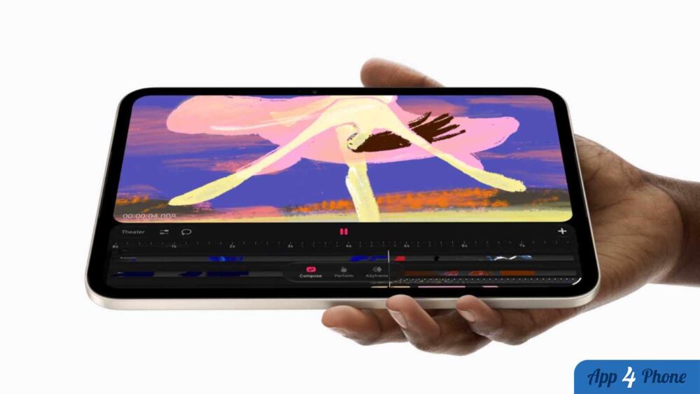 iPad mini tenu à une main, affichant un montage vidéo