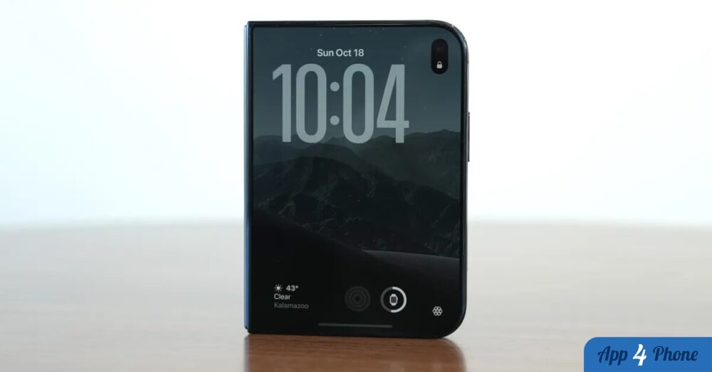iPhone pliable affichant son écran verrouillé sur une table