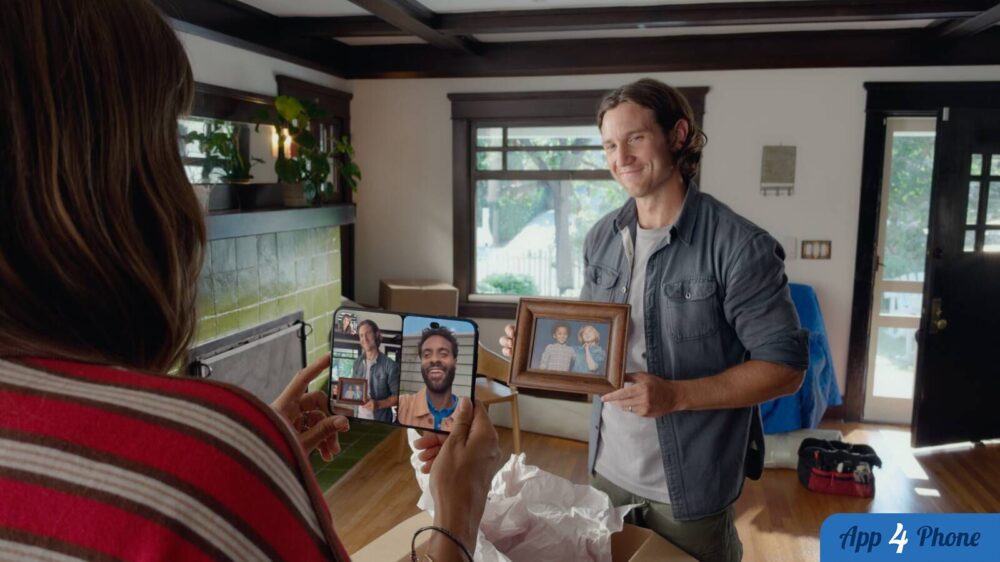 Un iPhone Duo affiche un appel vidéo FaceTime pendant une scène familiale.