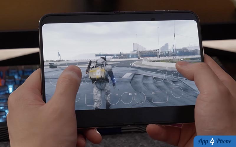 Jeu vidéo affiché sur une tablette tenue à deux mains