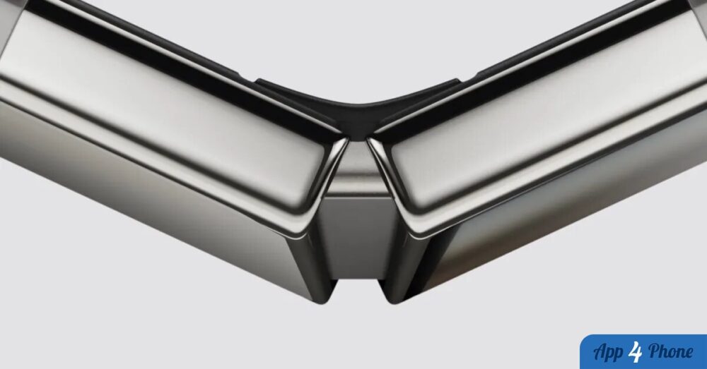 Gros plan sur la charnière d’un smartphone pliable métallique