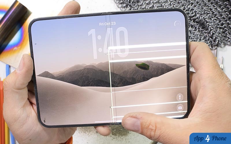 Écran interne d’iPhone Duo présentant plusieurs lignes blanches