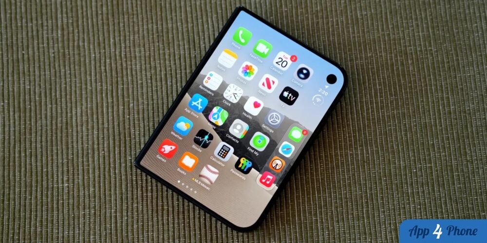 Téléphone pliable Apple affichant l’écran d’accueil sur un tissu