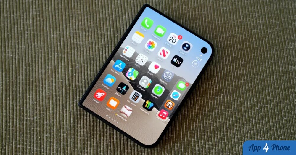 Téléphone pliable Apple affichant l’écran d’accueil sur un tissu