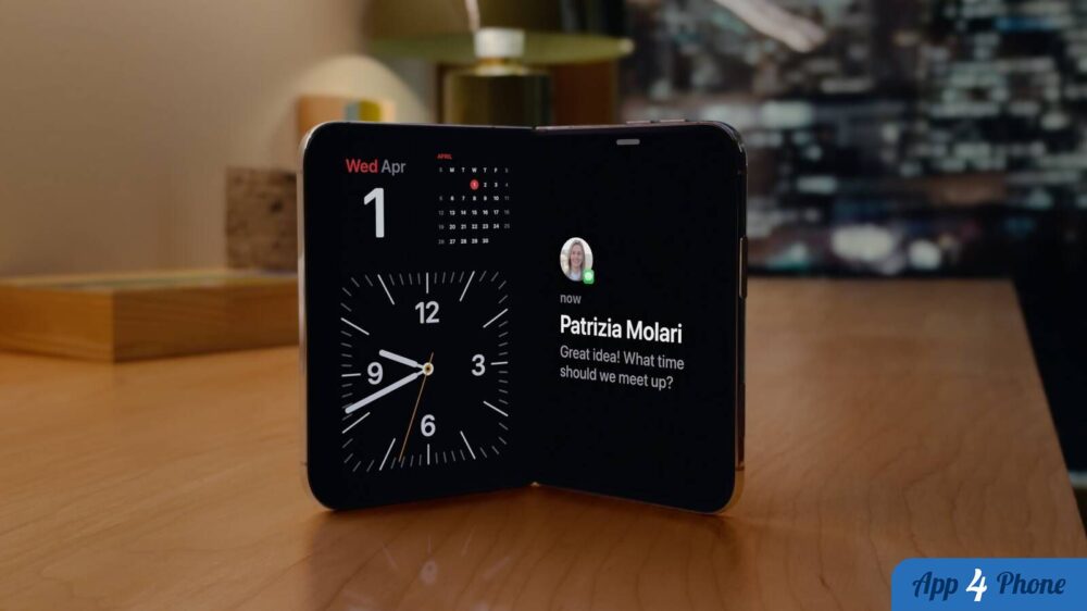 iPhone Duo plié affichant une horloge et un message