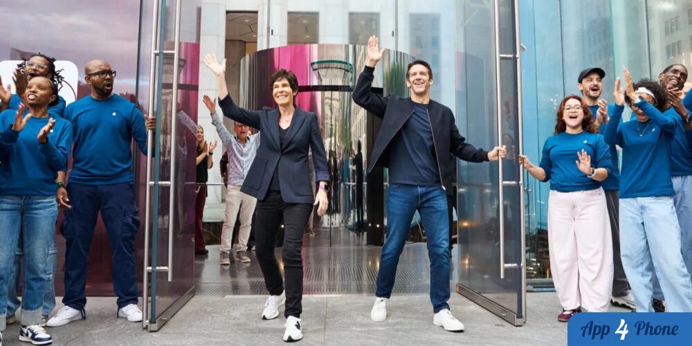 Employés accueillant des visiteurs devant une boutique Apple
