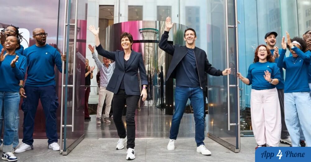Employés célébrant devant une boutique Apple